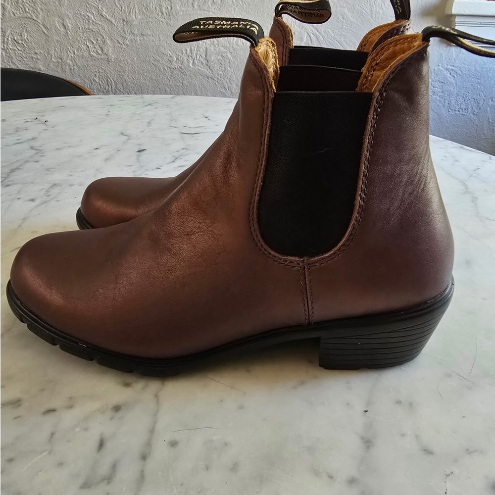 Blundstone Brown Ankle Boots Sleek Chelsea Style